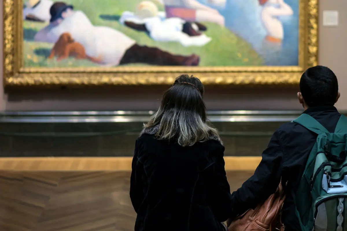 Ein Paar sitzt im Museum vor einem Bild - Link zur Unterseite Allgemeines