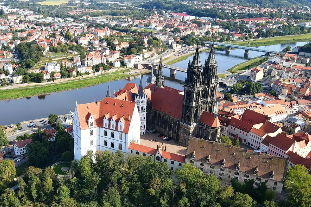 Luftaufnahme der Albrechtsburg mit Dom in Meißen an der Elbe.