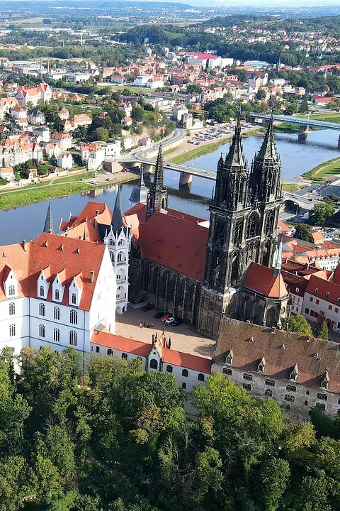 Luftaufnahme der Albrechtsburg mit Dom in Meißen an der Elbe.