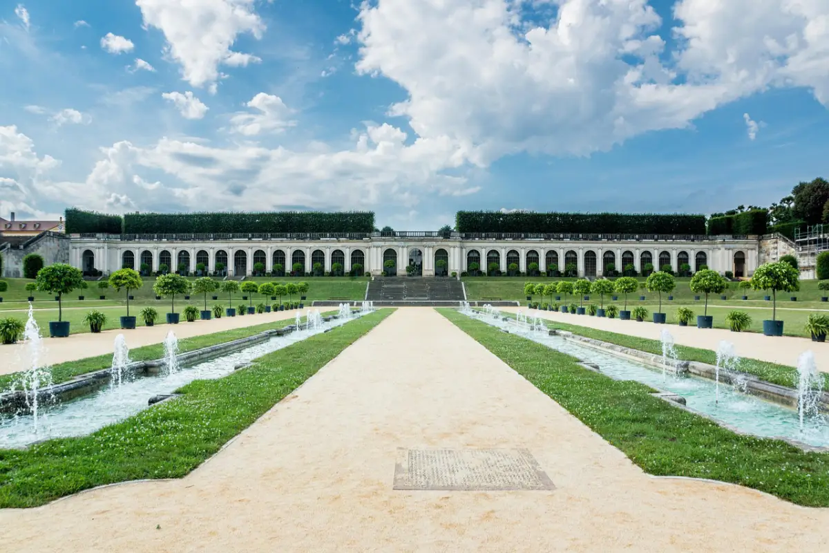 Springbrunnen und Gebäude im Barockgarten Großsedlitz