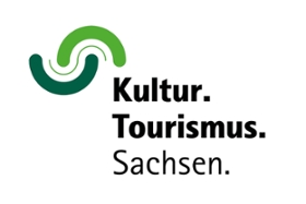 Logo mit zwei geschwungenen grünen Formen und der Aufschrift ‚Kultur. Tourismus. Sachsen.
