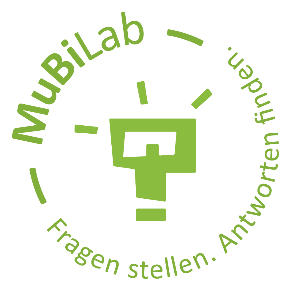 Logo mit grünem stilisierten Frage‑Symbol und dem grünen Schriftzug „MuBiLab – Fragen stellen. Antworten finden.“ auf weißem Hintergrund.